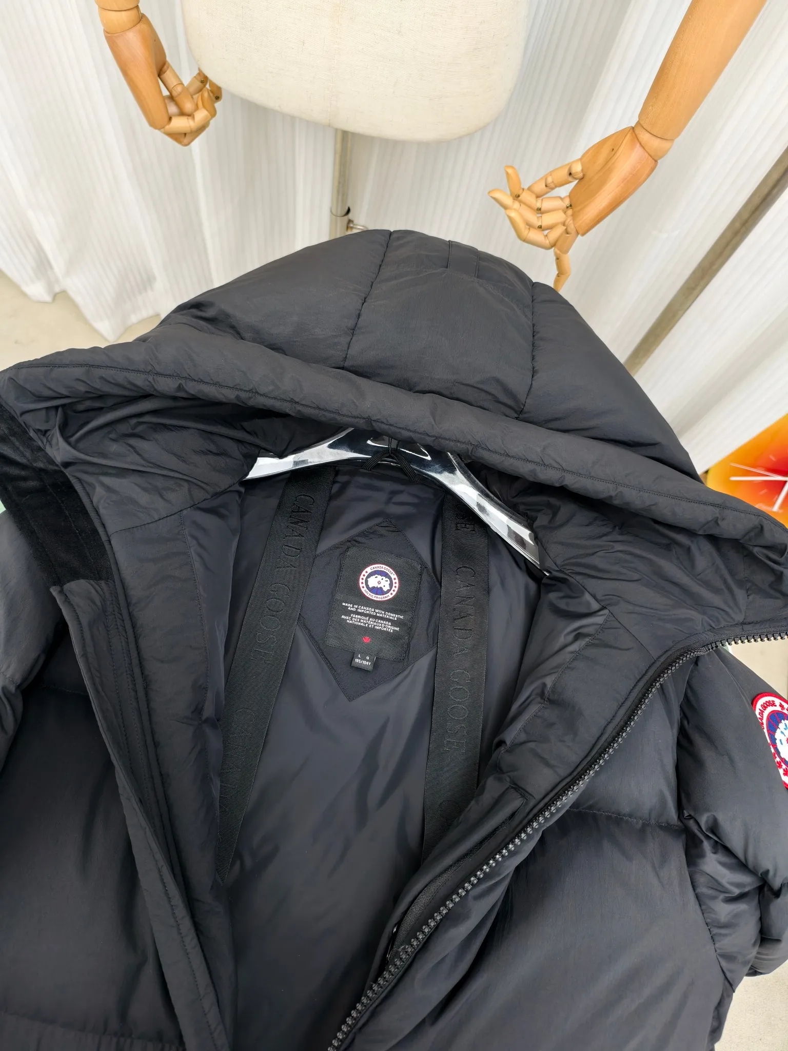 P1040————2800M (same style for men and women) Canada goose Lawrence long down jacket The Lawrence long down jacket provides basic protection for daily adventures and is made of sustainable Enduraluxe fabric with a practical soft touch. It has a quilted body and adjustable hood. Filled with extremely fluffy duck down. The adjustable down-filled connected hood and chin-protecting suede knitted stand-up collar are soft and extra-comfortable. Tapered rib-knit cuffs improve comfort and seal in heat. There are two zippered side vents at the bottom of the jacket for increased range of motion and ventilation. It has a longer hem at the back for added protection and reflective double stripes on the back. Color: black with red label, black with black label, navy blue with red label Size: XS-2XL
